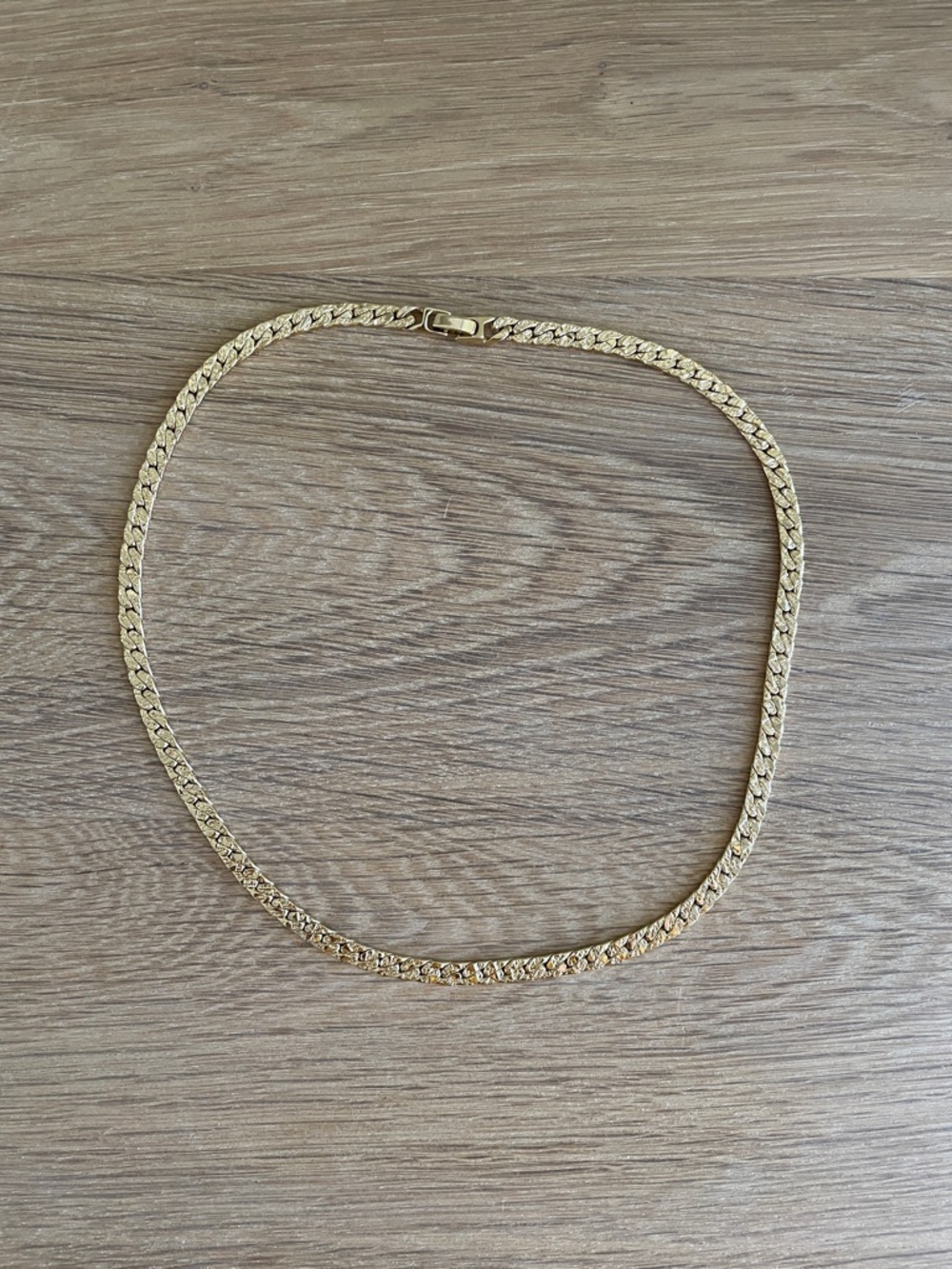 TEXTURED GOLD TONE FLAT CURB LINK CHAIN NECKLACE Vintage Style - Picture 4 of 9